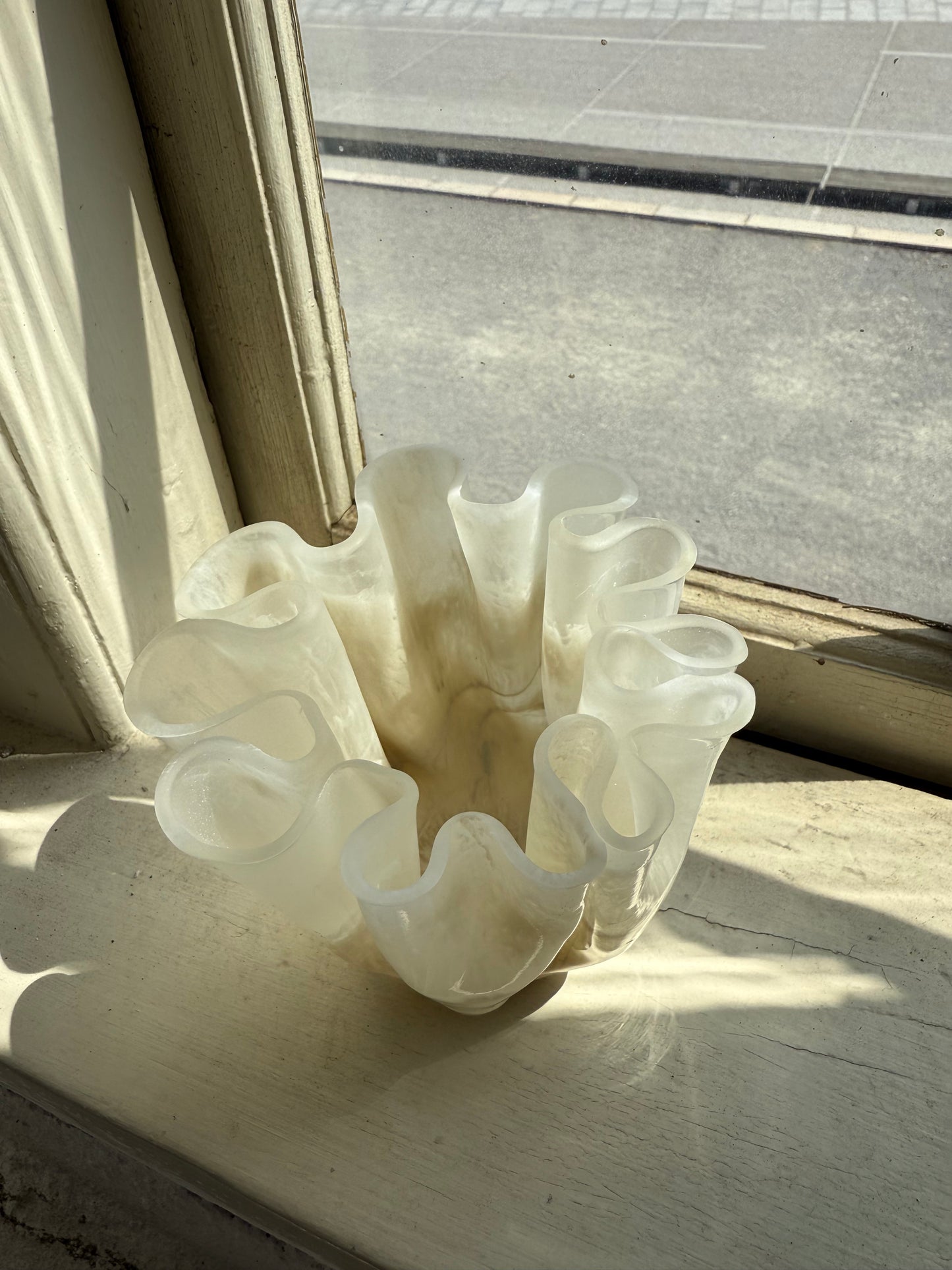 Alba mini kunst som dansk interiør design i organiske former fra waves studio i form af biobaseret vase eller skulptur