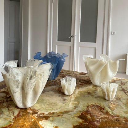Alba mini kunst som dansk interior design som vaser og skulpturer i  organiske former på spisebord med Aura Nova og Serenity