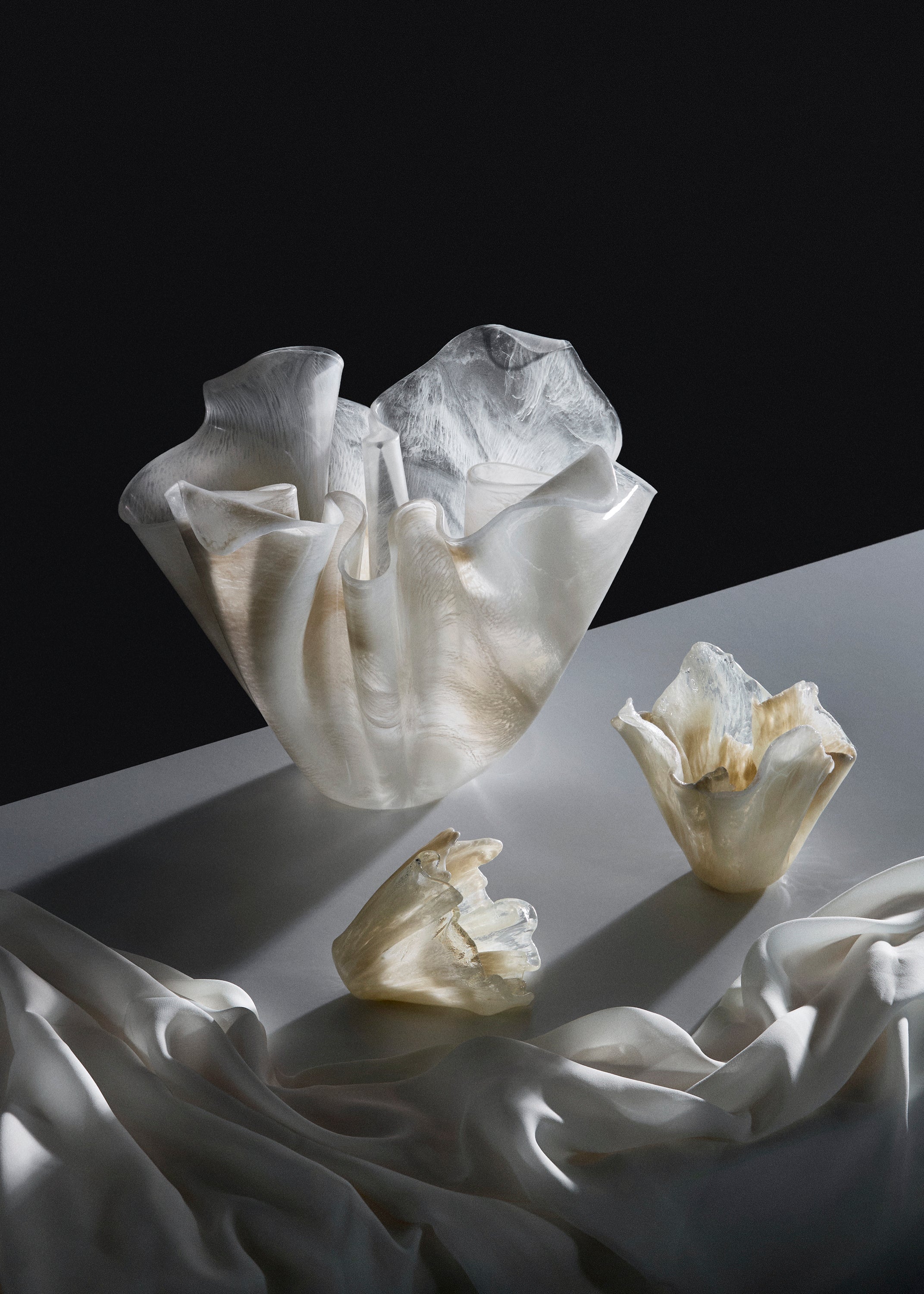 Biobaseret resin som original kunst fremstilles som dansk interior design i form af vaser skulpturer fra waves studio i organiske former