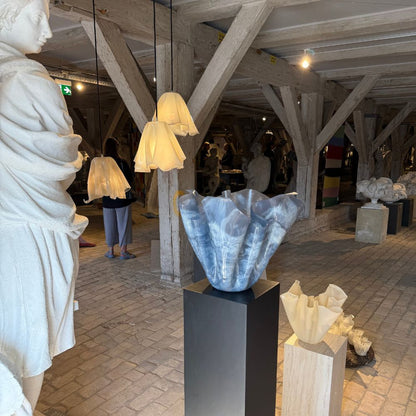 Nova kunst som dansk interior design i organiske former fra waves studio materiale af biobaseret resin som vase og skulptur på udstilling