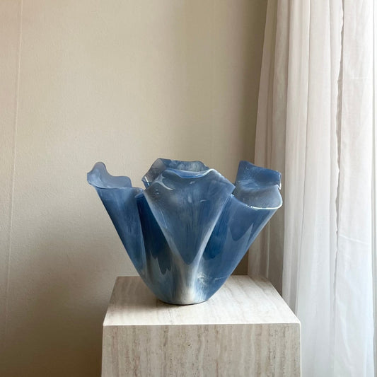 Nova kunst som dansk interior design stor vase og skulptur i organiske former på piedestal i stue